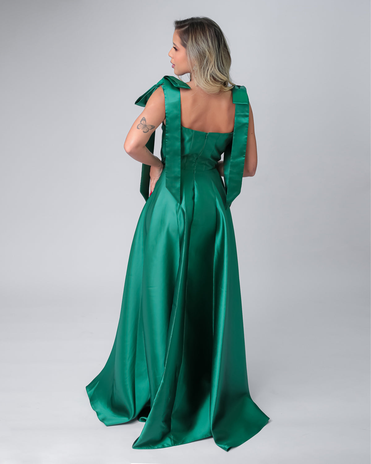 Vestido longo com detalhe na manga verde